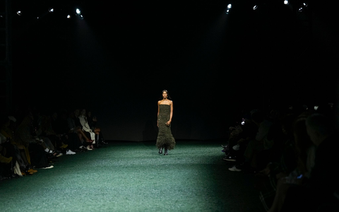 Naomi Campbell trägt eine Kreation von Burberry. - Foto: Scott A Garfitt/Invision/AP/dpa