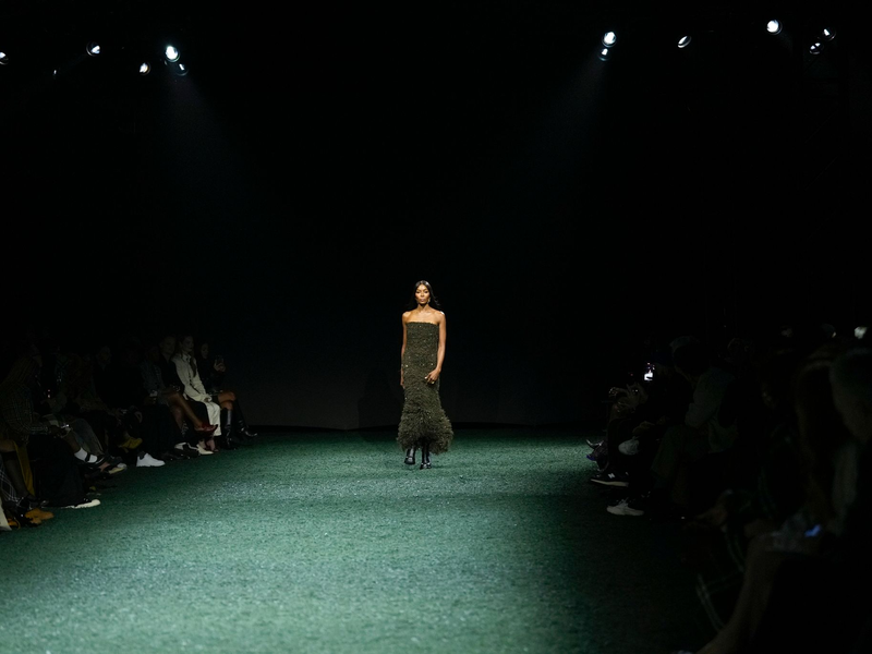 Naomi Campbell trägt eine Kreation von Burberry. - Foto: Scott A Garfitt/Invision/AP/dpa