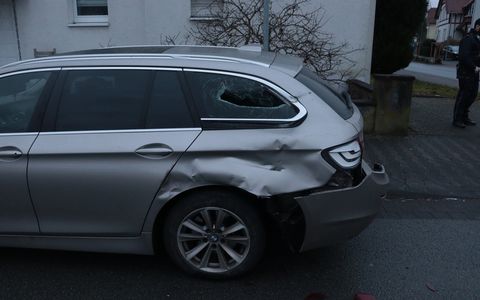 POL-HF: Unfallverursacher flüchtet- Beschädigung an geparkten BMW - Foto: presseportal.de