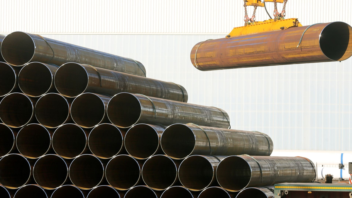 Röhren der Salzgitter Mannesmann Röhrenwerke werden in Mülheim sortiert. - Foto: Roland Weihrauch/dpa