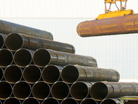 Röhren der Salzgitter Mannesmann Röhrenwerke werden in Mülheim sortiert. - Foto: Roland Weihrauch/dpa