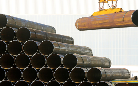 Röhren der Salzgitter Mannesmann Röhrenwerke werden in Mülheim sortiert. - Foto: Roland Weihrauch/dpa