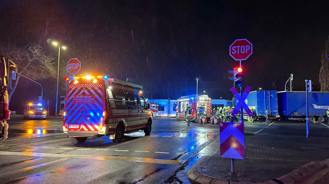 FW-NE: Verkehrsunfall zwischen Straßenbahn und LKW | Zehn Personen verletzt - Bild: presseportal.de