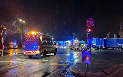 FW-NE: Verkehrsunfall zwischen Straßenbahn und LKW | Zehn Personen verletzt - Foto: presseportal.de