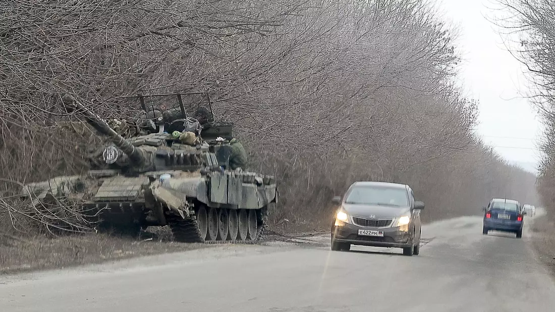 Russische Truppen am 24. Februar 2022 beim Einmarsch in die Ukraine. - Bild: Alexander Ryumin/TASS/dpa
