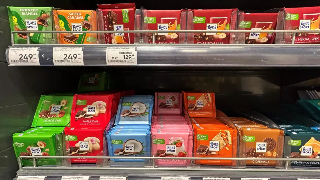 Tafeln des Schokoladenherstellers Ritter Sport im Regal einer Supermarktkette in Moskau. - Bild: Ulf Mauder/dpa