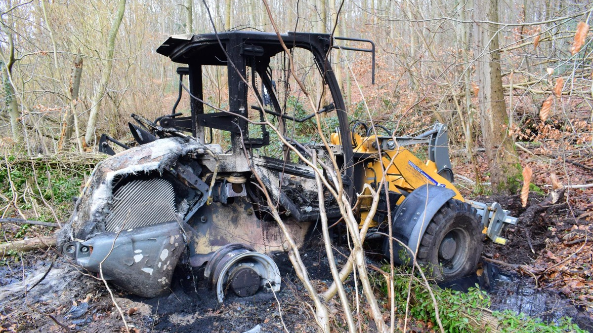 POL-HL: Ostholstein - Niendorf O. / Scharbeutz / Geklauter Radlader ausgebrannt aufgefunden - Zeugen gesucht - Foto: presseportal.de