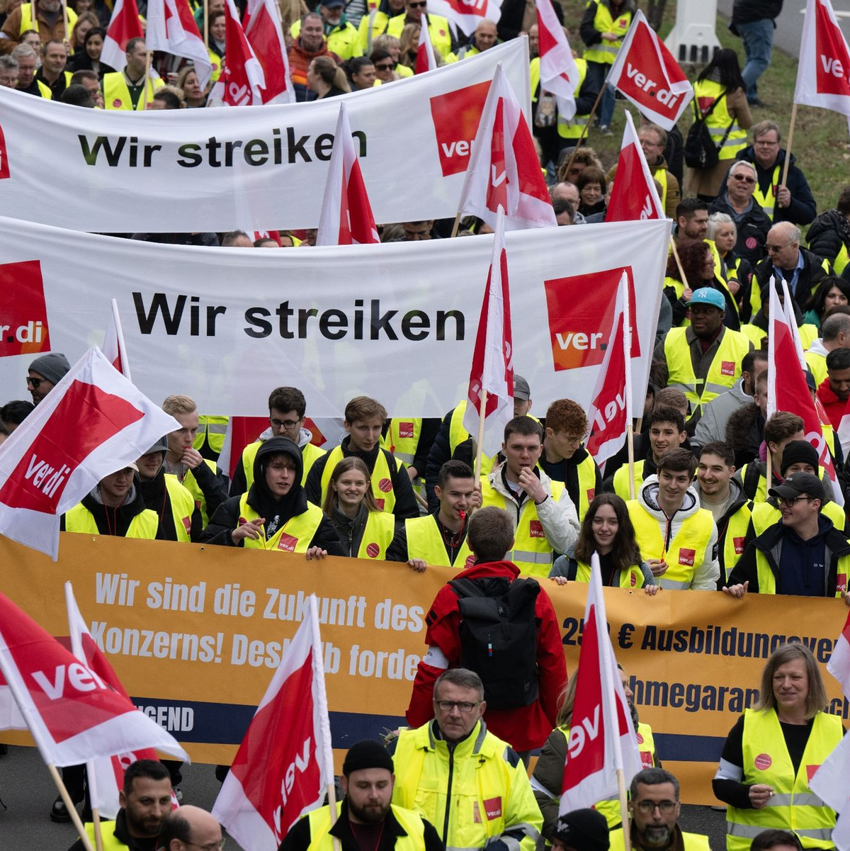 In einem Protestzug ziehen Warnstreik-Teilnehmer in Richtung Terminal 1 in Frankfurt. - Foto: Boris Roessler/dpa