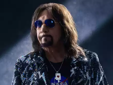 «10,000 Volts» heißt das neue Album von Ace Frehley. - Foto: Jayme T/Coverartwork: Ubk/dpa