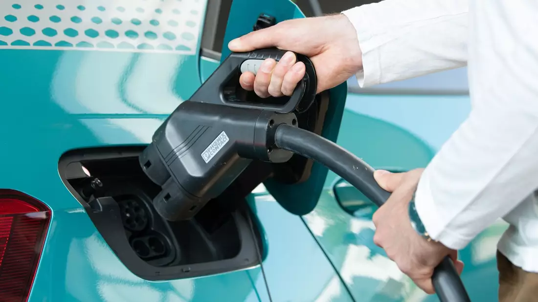 Der Rückgang der Preise für Elektroautos wird für Leasing-Kunden zunehmend zum Problem. - Bild: Sebastian Kahnert/dpa-Zentralbild/dpa