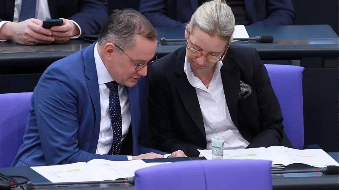 Tino Chrupalla und Alice Weidel am Smartphone (Archiv) - Bild: über dts Nachrichtenagentur