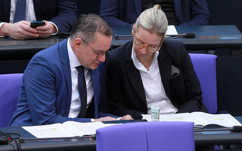 Tino Chrupalla und Alice Weidel am Smartphone (Archiv) - Foto: über dts Nachrichtenagentur