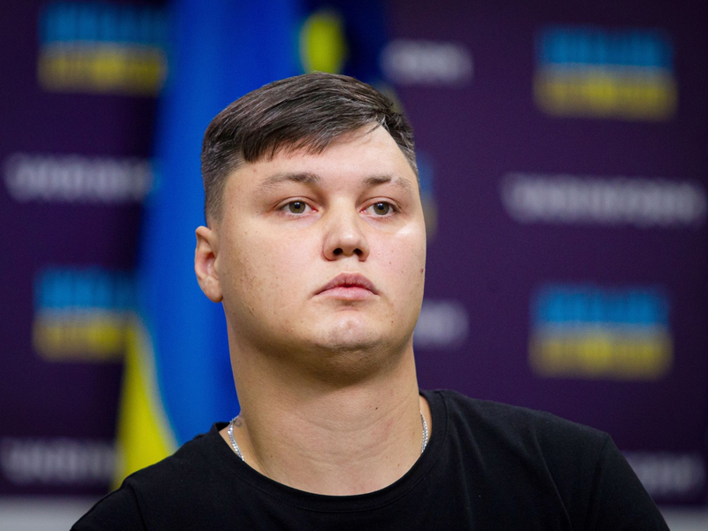 Ein übergelaufener russischer Pilot während einer Pressekonferenz im September in Kiew. - Foto: -/Ukrinform/dpa