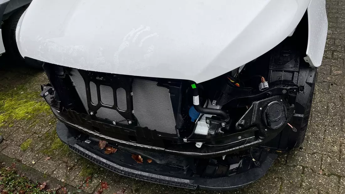 POL-GM: Autoteile von vier Lastwagen gestohlen - Bild: presseportal.de