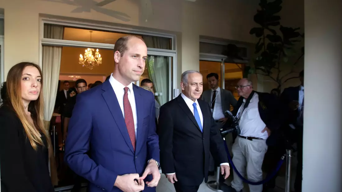 Der britische Prinz William (m) 2018 mit dem israelischen Ministerpräsidenten Benjamin Netanjahu in Israel. - Bild: Sebastian Scheiner/AP/dpa