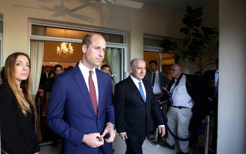 Der britische Prinz William (m) 2018 mit dem israelischen Ministerpräsidenten Benjamin Netanjahu in Israel. - Foto: Sebastian Scheiner/AP/dpa