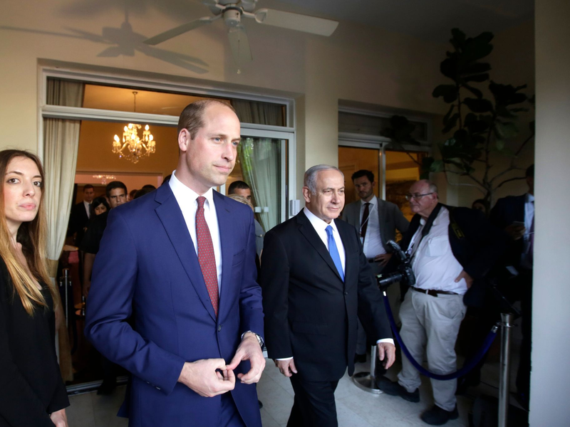 Der britische Prinz William (m) 2018 mit dem israelischen Ministerpräsidenten Benjamin Netanjahu in Israel. - Foto: Sebastian Scheiner/AP/dpa