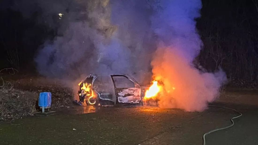 POL-NE: Geparkter Pkw brennt komplett aus - Bild: presseportal.de