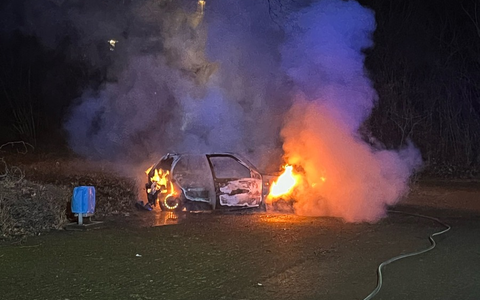 POL-NE: Geparkter Pkw brennt komplett aus - Foto: presseportal.de
