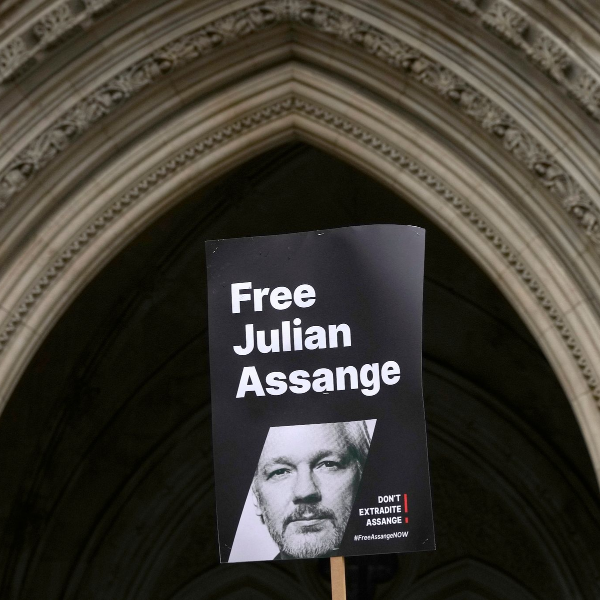 Der Australier Julian Assange sitzt seit seiner Festnahme im April 2019 im Londoner Hochsicherheitsgefängnis Belmarsh. - Foto: Kirsty Wigglesworth/AP/dpa