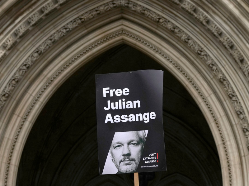 Der Australier Julian Assange sitzt seit seiner Festnahme im April 2019 im Londoner Hochsicherheitsgefängnis Belmarsh. - Foto: Kirsty Wigglesworth/AP/dpa
