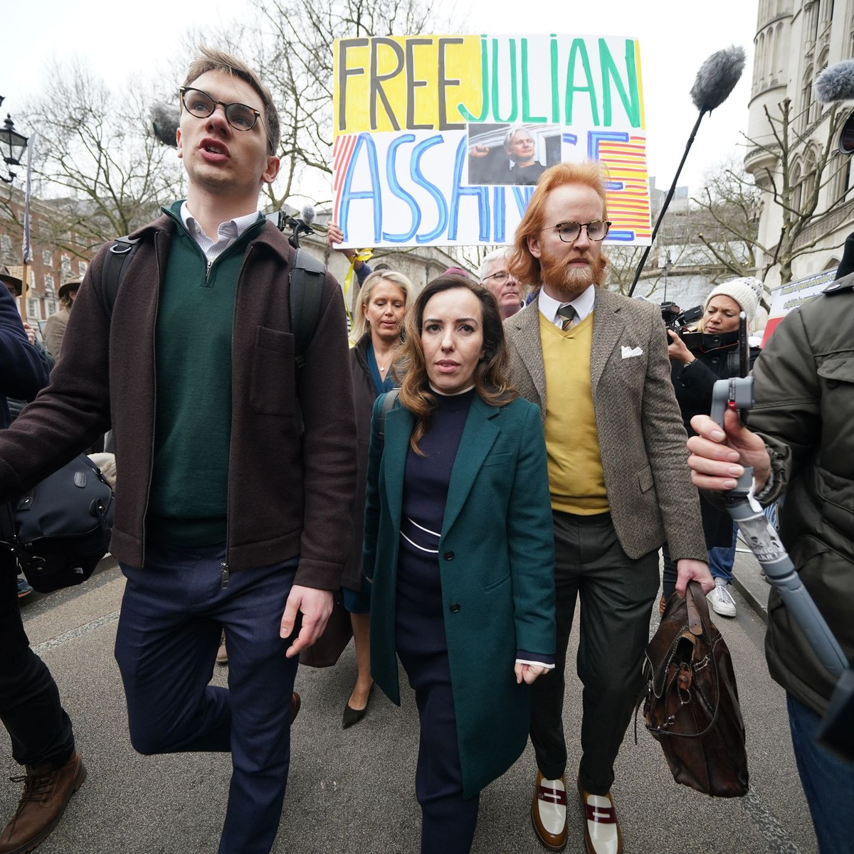 Die Ehefrau von Julian Assange, Stella Assange, auf dem Weg zur Anhörung ihres Mannes. Der Wikileaks-Gründer legt vor dem Gericht seinen letzten Einspruch gegen seine drohende Auslieferung ein. - Foto: Yui Mok/PA Wire/dpa