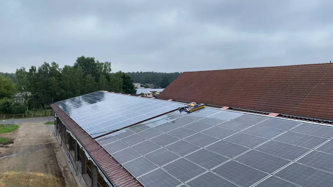 PV+ Solarreinigung GmbH: Dauerhaft hohe Solarerträge - Wie Jens Geislers Solarreinigungen die Leistungsfähigkeit von PV-Anlagen erhalten - Bild: presseportal.de