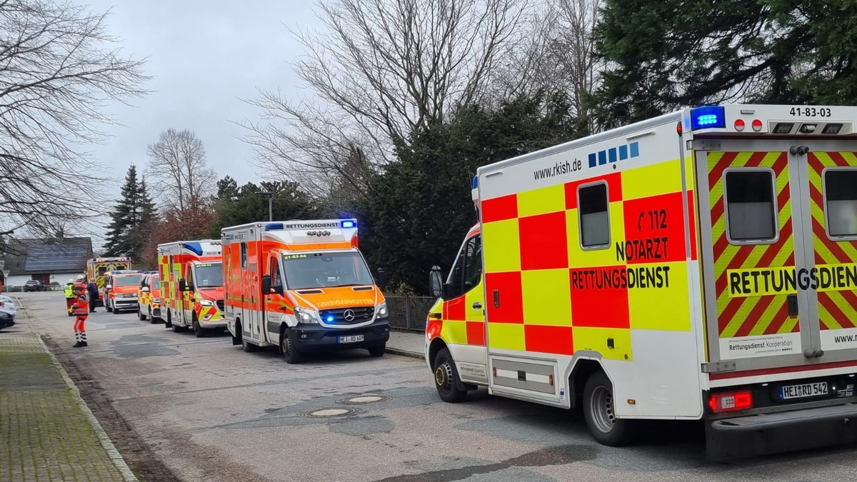 FW Bad Segeberg: 4 Personen aus verrauchtem Wohnhaus gerettet - Foto: presseportal.de