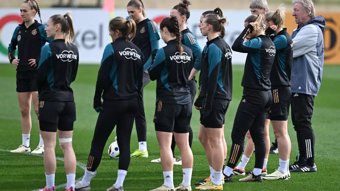 Horst Hrubesch (r) und die DFB-Spielerinnen beim Training auf dem DFB-Campus. - Bild: Arne Dedert/dpa