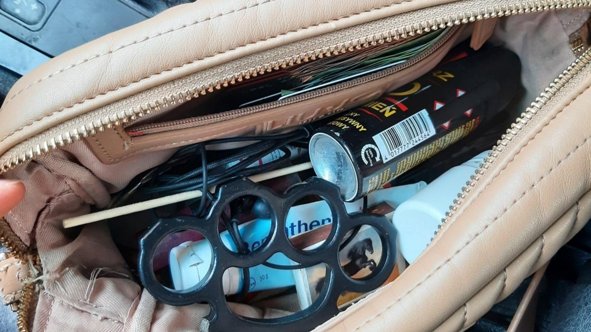 Bundespolizeidirektion München: Mit Haftbefehl, Diebesgut, Schlagring und Pfefferspray über die Grenze/ Bundespolizei stoppt rumänischen Hehler und bewaffnete Polin - Foto: presseportal.de