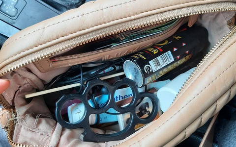 Bundespolizeidirektion München: Mit Haftbefehl, Diebesgut, Schlagring und Pfefferspray über die Grenze/ Bundespolizei stoppt rumänischen Hehler und bewaffnete Polin - Foto: presseportal.de