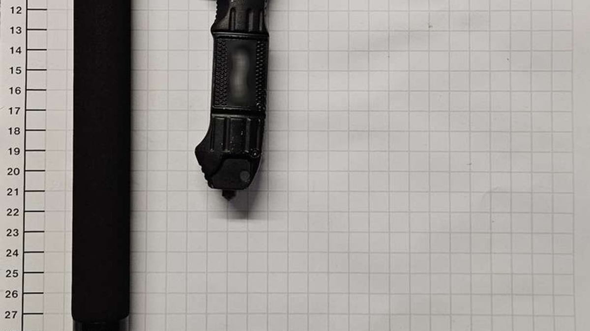 BPOL NRW: Bundespolizei stellt 24-Jährigen mit Messer und Teleskopschlagstock - Foto: presseportal.de