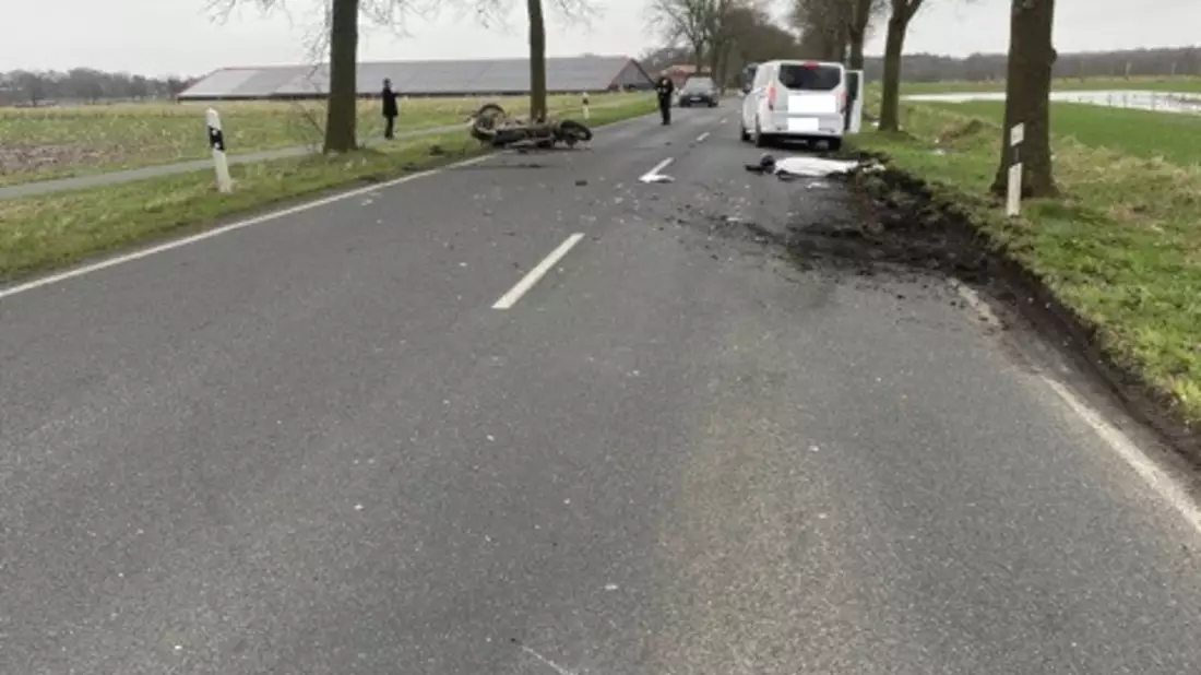 POL-CUX: Schwerer Verkehrsunfall zwischen Bramstedt und Bokel - Motorradfahrer verstirbt noch an der Unfallstelle (Lichtbild in der Anlage) - Bild: presseportal.de