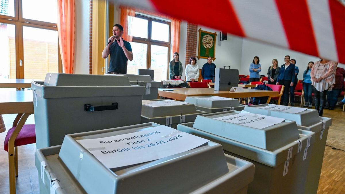 Im brandenburgischen Grünheide gab es eine Bürgerbefragung über die Pläne des Autobauers Tesla zur Erweiterung des Fabrikgeländes. - Foto: Patrick Pleul/dpa