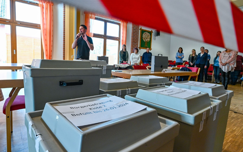 Im brandenburgischen Grünheide gab es eine Bürgerbefragung über die Pläne des Autobauers Tesla zur Erweiterung des Fabrikgeländes. - Foto: Patrick Pleul/dpa