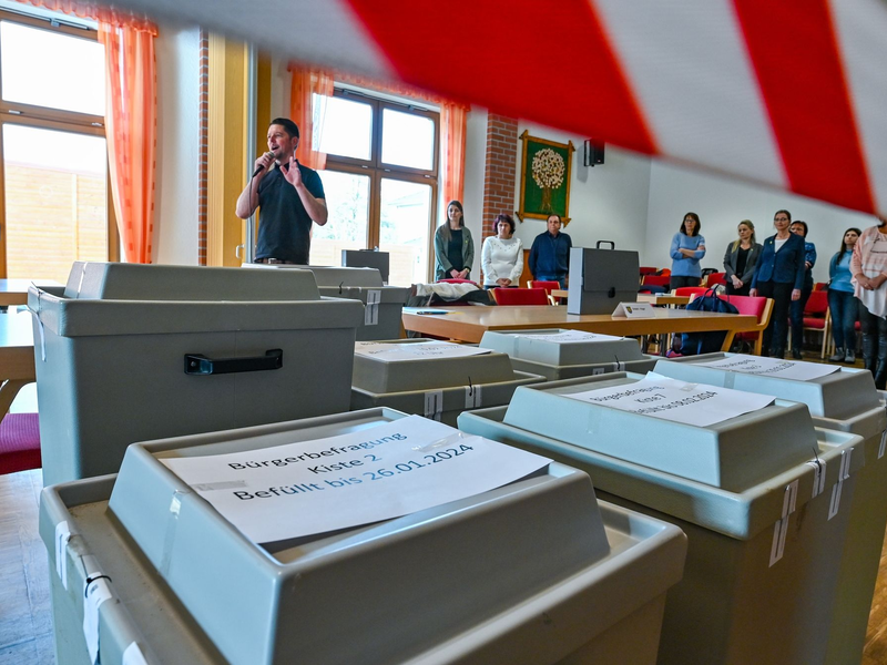 Im brandenburgischen Grünheide gab es eine Bürgerbefragung über die Pläne des Autobauers Tesla zur Erweiterung des Fabrikgeländes. - Foto: Patrick Pleul/dpa