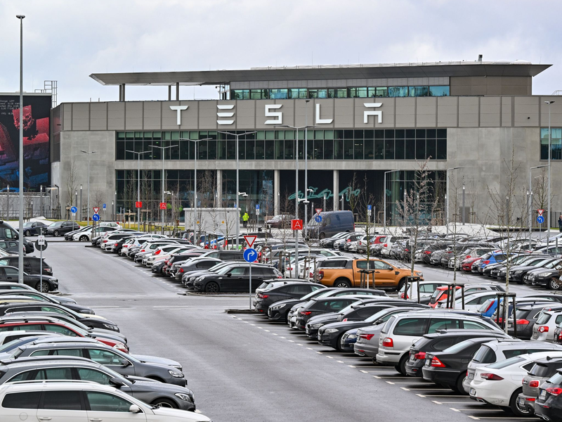 Im brandenburgischen Grünheide gab es eine Bürgerbefragung über die Pläne des Autobauers Tesla zur Erweiterung des Fabrikgeländes. - Foto: Patrick Pleul/dpa