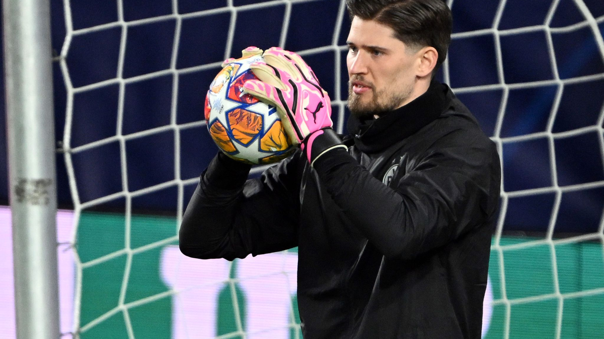 Dortmunds Torwart Gregor Kobel fällt für das Spiel in Eindhoven kurzfristig aus. - Foto: Federico Gambarini/dpa