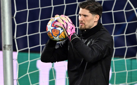 Dortmunds Torwart Gregor Kobel fällt für das Spiel in Eindhoven kurzfristig aus. - Foto: Federico Gambarini/dpa