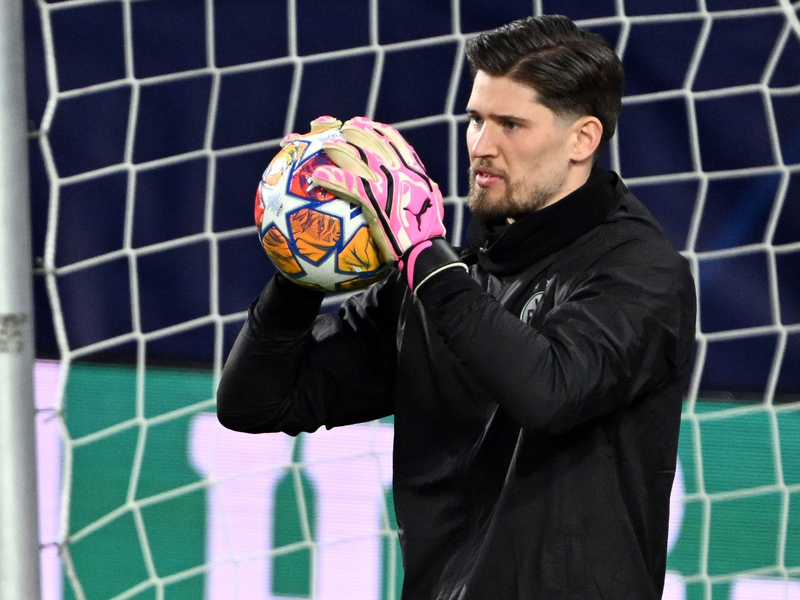 Dortmunds Torwart Gregor Kobel fällt für das Spiel in Eindhoven kurzfristig aus. - Foto: Federico Gambarini/dpa