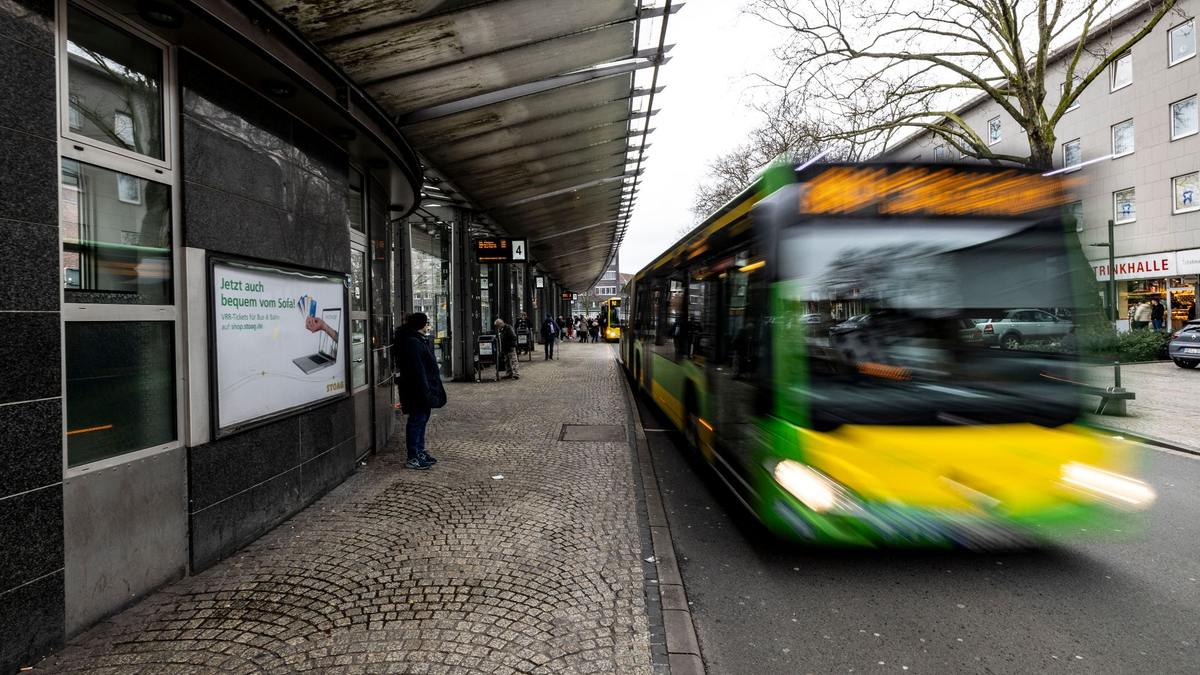 Die Jugendlichen waren laut Polizei am 10. Februar in Oberhausen zunächst in einem Bus aneinandergeraten - dann eskalierte der Streit (Symbolbild). - Foto: Christoph Reichwein/dpa