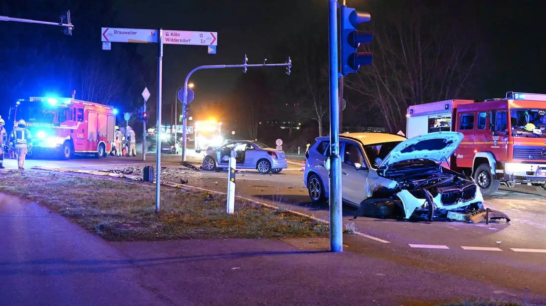 FW Pulheim: Frontalzusammenstoß auf Kreuzung - Bild: presseportal.de