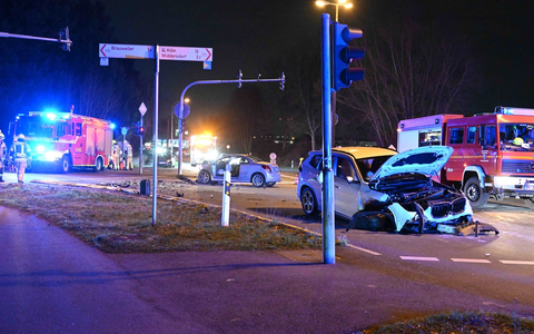 FW Pulheim: Frontalzusammenstoß auf Kreuzung - Foto: presseportal.de