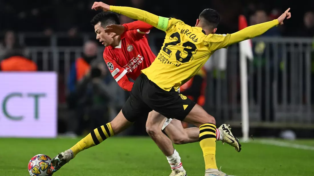 Emre Can (r) und der BVB trennten sich von Eindhoven 1:1. - Bild: Federico Gambarini/dpa