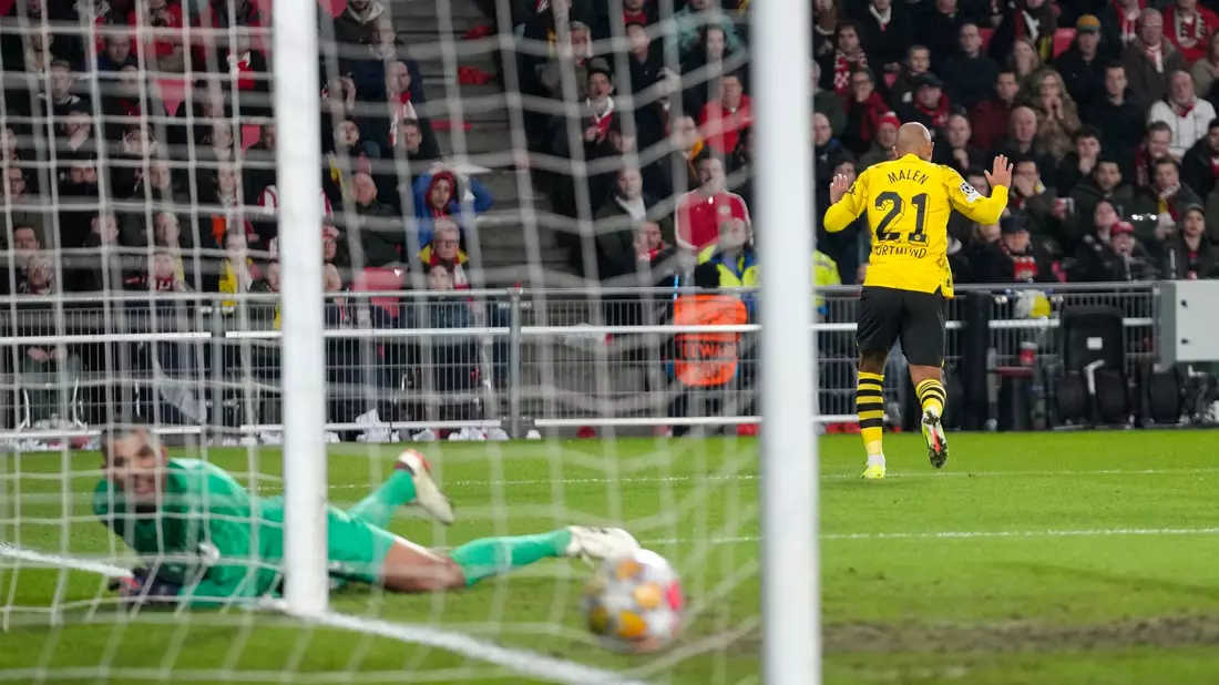 Donyell Malen (hinten) traf aus spitzem Winkel zum Dortmunder 1:0. - Bild: Peter Dejong/AP
