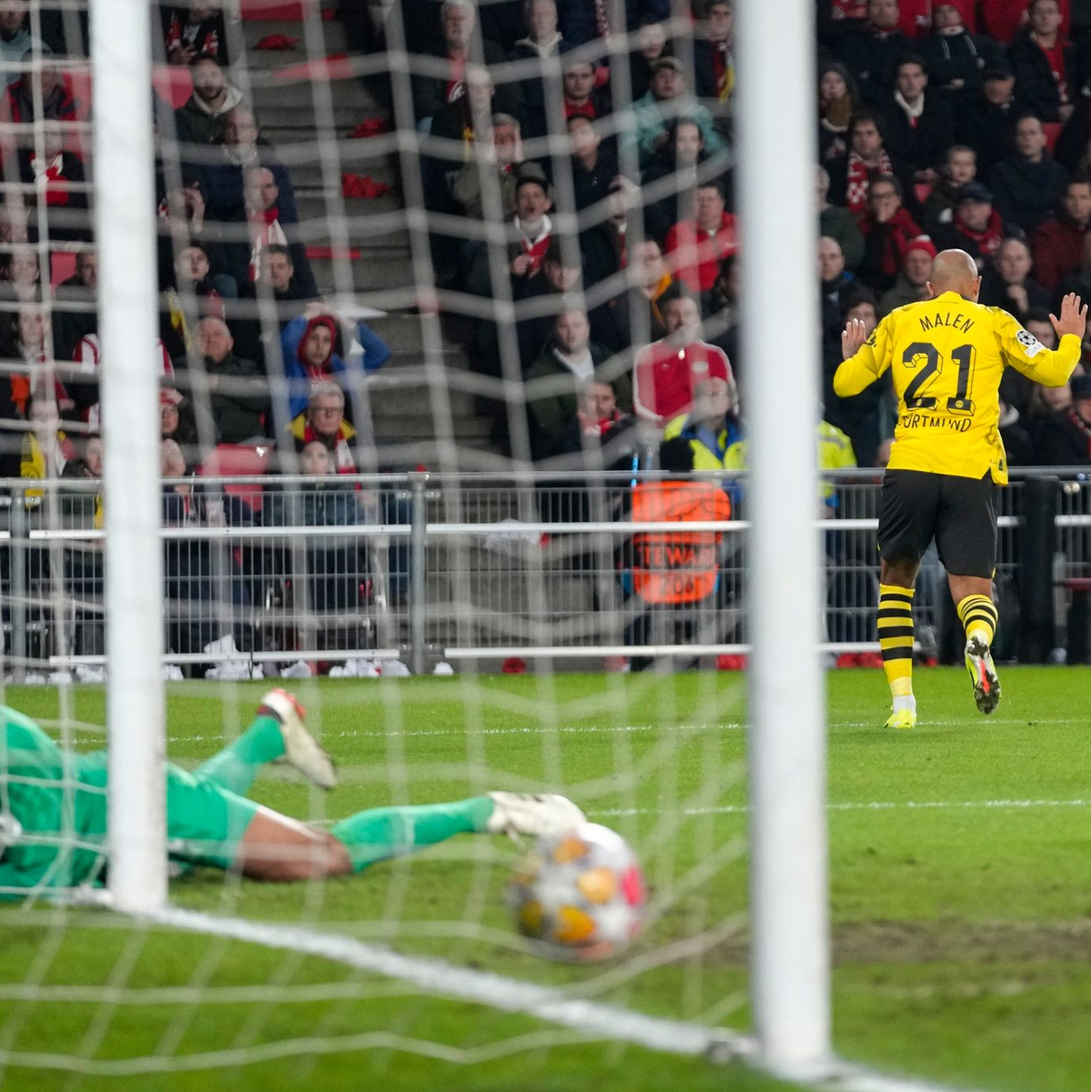 Donyell Malen (hinten) traf aus spitzem Winkel zum Dortmunder 1:0. - Foto: Peter Dejong/AP