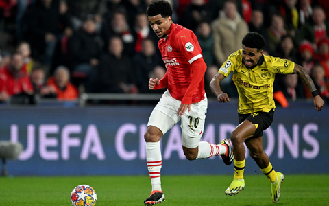 Bayer-Verteidiger Piero Hincapié (r) im Laufduell mit Bergamos Charles De Ketelaere. - Foto: Federico Gambarini/dpa