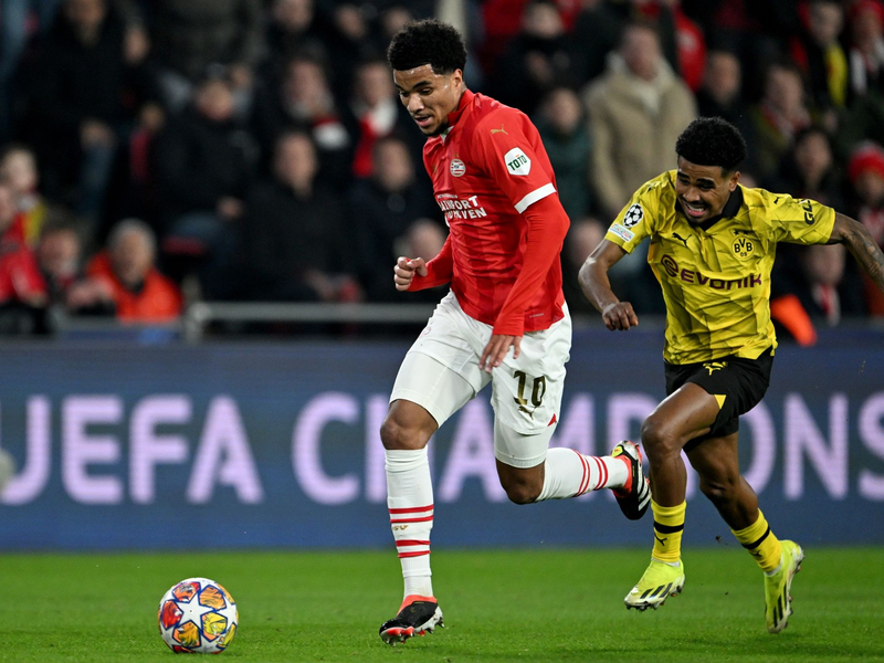 Bayer-Verteidiger Piero Hincapié (r) im Laufduell mit Bergamos Charles De Ketelaere. - Foto: Federico Gambarini/dpa