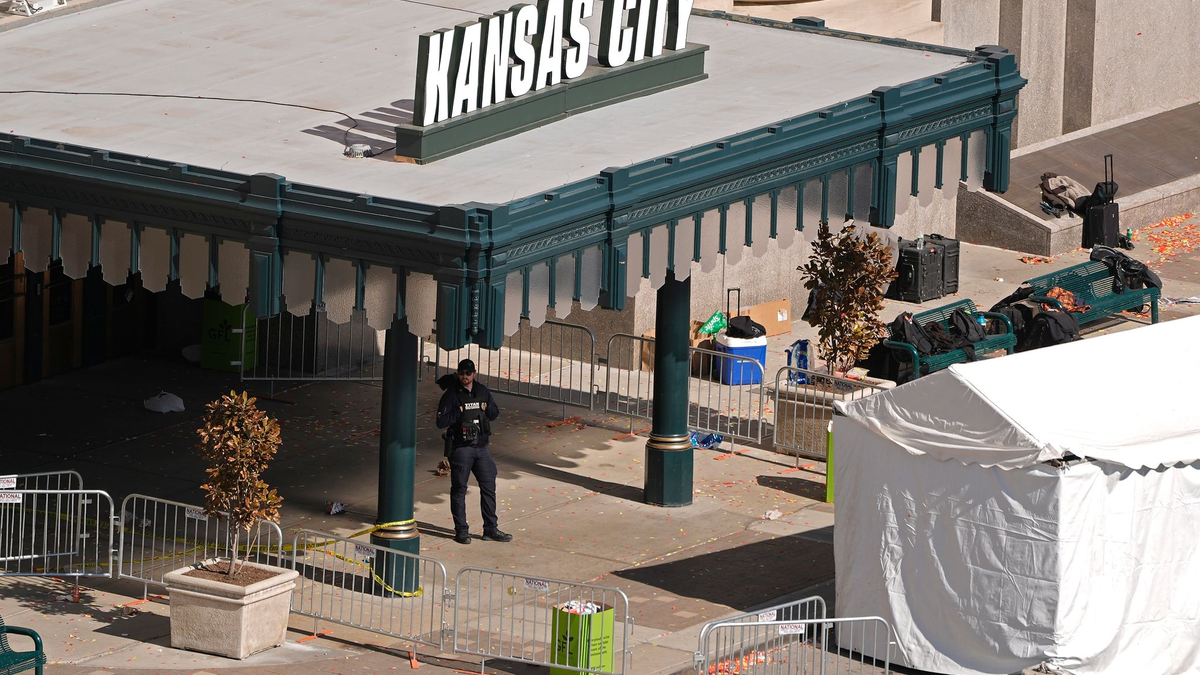 Die Furcht vor Waffengewalt ist für viele Amerikaner bei großen Veranstaltungen ein ständiger Begleiter. - Foto: Charlie Riedel/AP/dpa