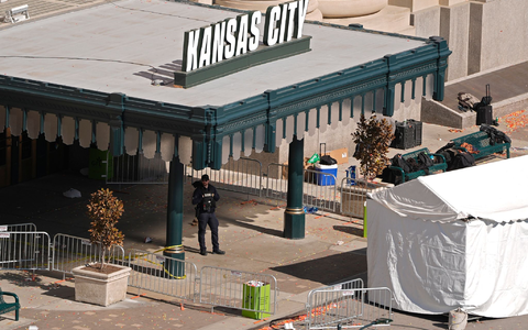 Die Furcht vor Waffengewalt ist für viele Amerikaner bei großen Veranstaltungen ein ständiger Begleiter. - Foto: Charlie Riedel/AP/dpa Die Furcht vor Waffengewalt ist für viele Amerikaner bei großen Veranstaltungen ein ständiger Begleiter. - Foto: Charlie Riedel/AP/dpa